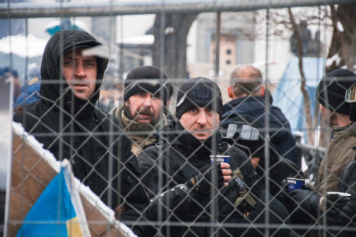 Митингующие согреваются бесплатным чаем