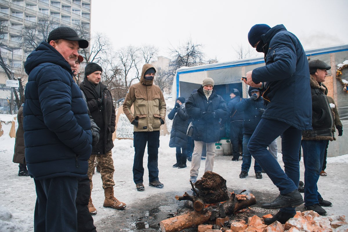 Помогает не замерзнуть митингующим постоянный костер