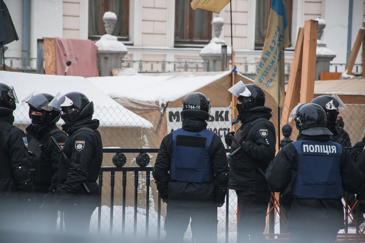 По словам полиции, при стычке под Радой пострадали 14 правоохранителей