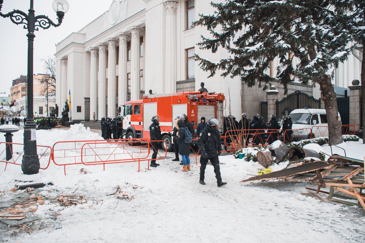 Под парламентом дежурили пожарные 