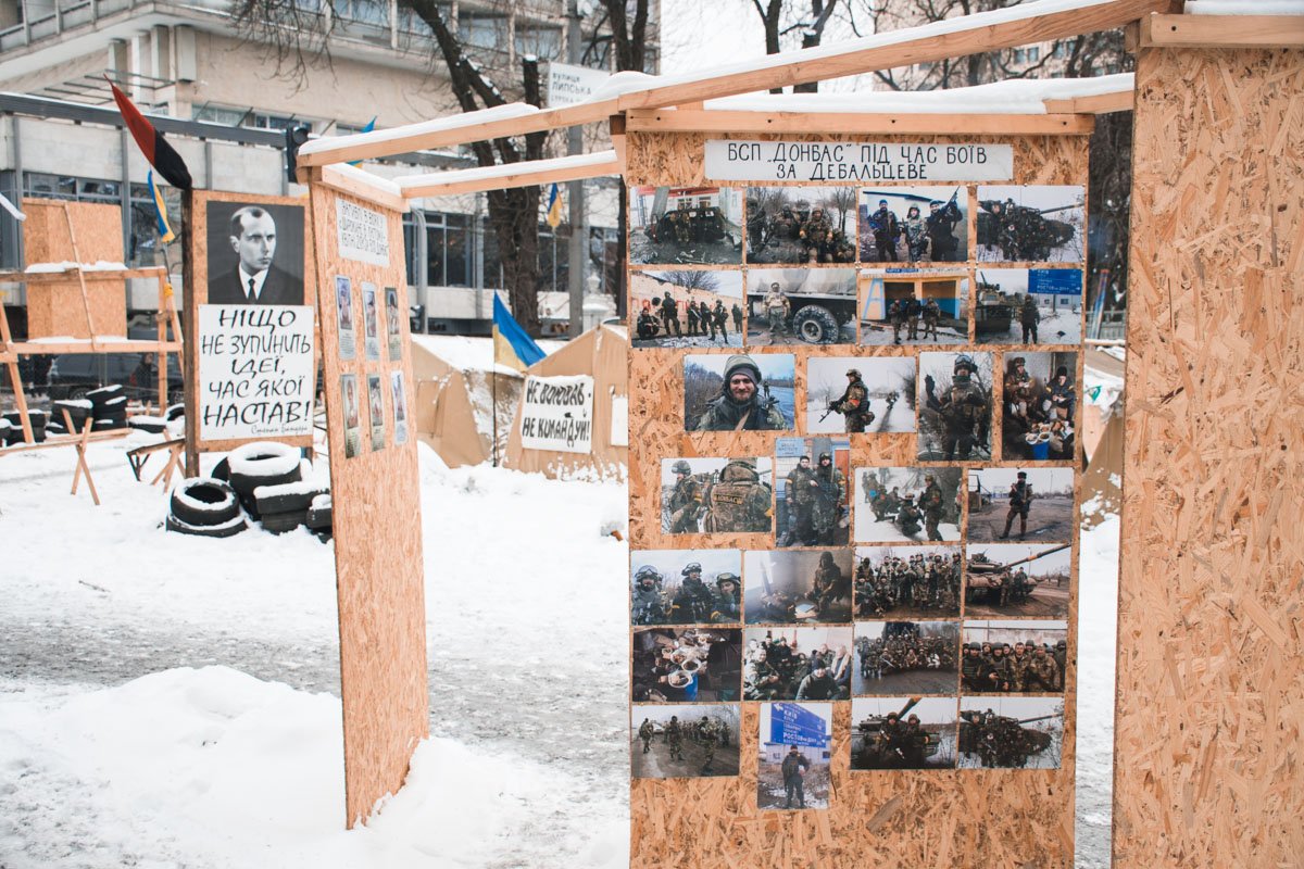 Доска памяти о героях в палаточном городке 