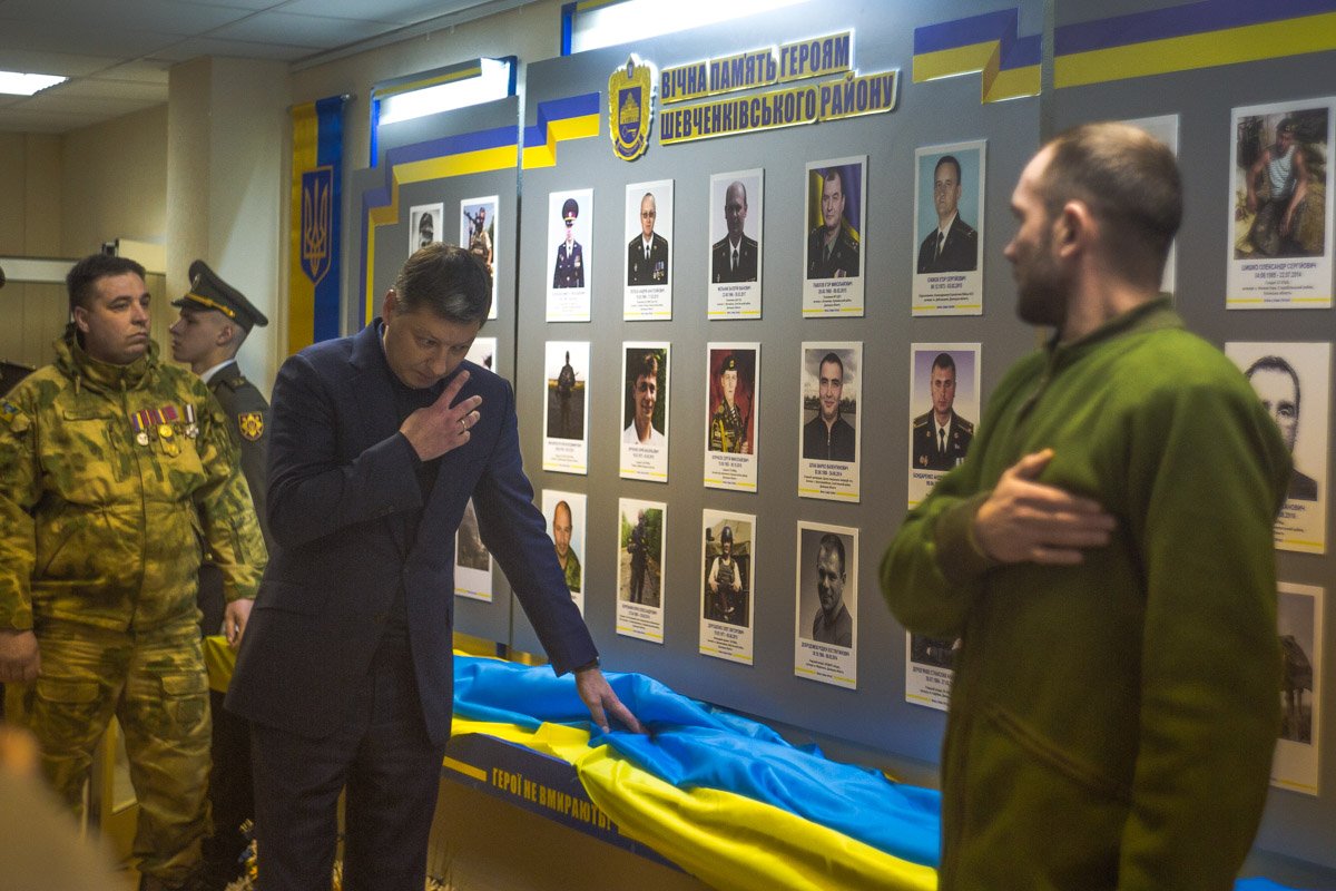 На доске вывесили 23 фото На доске вывесили 23 фото