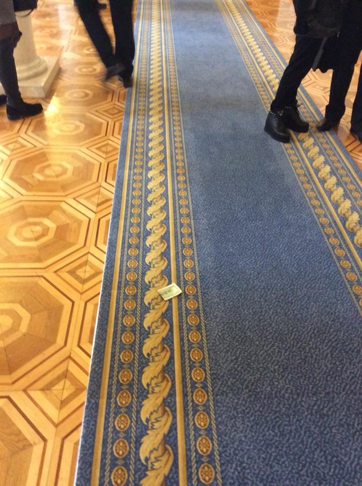 В Верховной Раде разыскивали владельца $100 В Верховной Раде разыскивали владельца $100