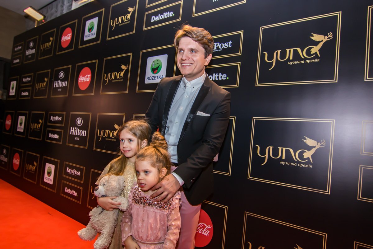 Анатолий Анатолич вместе с дочками Алисой и Лолой