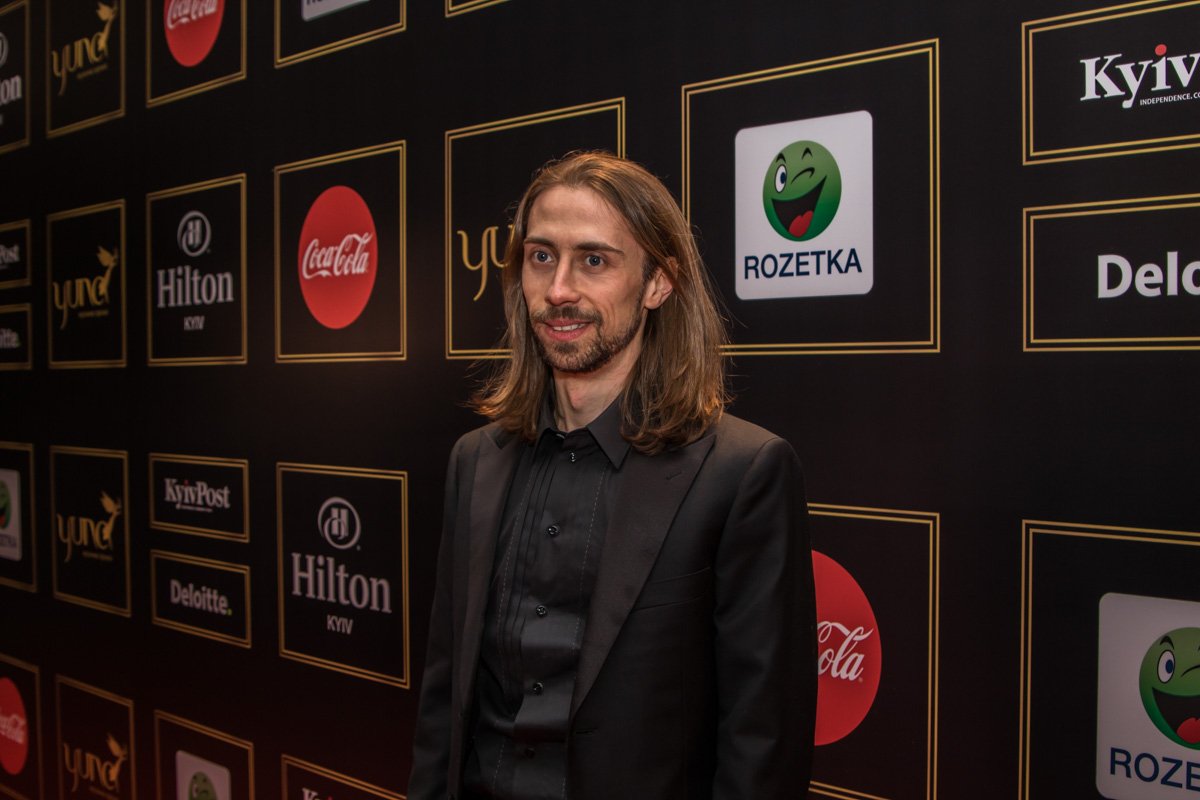 DJ Sender - украинский диджей, музыкальный продюсер, автор песен и исполнитель и создатель радиостанции DJFM