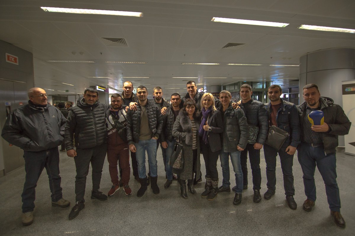 В аэропорту боксера встречали мама, друзья, родные и близкие