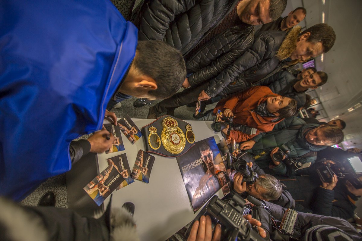 Далакян раздал автографы фанатам