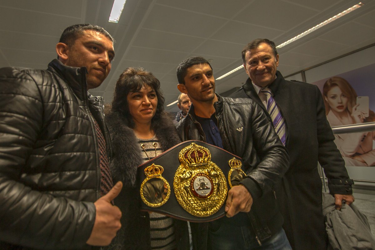 Спортсмен с удовольствием фотографировался