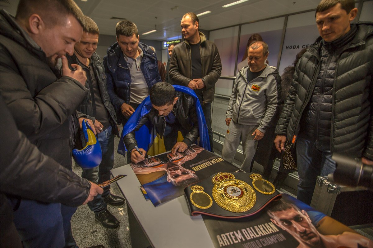 Свою подпись чемпион ставил на плакатах со своим изображением