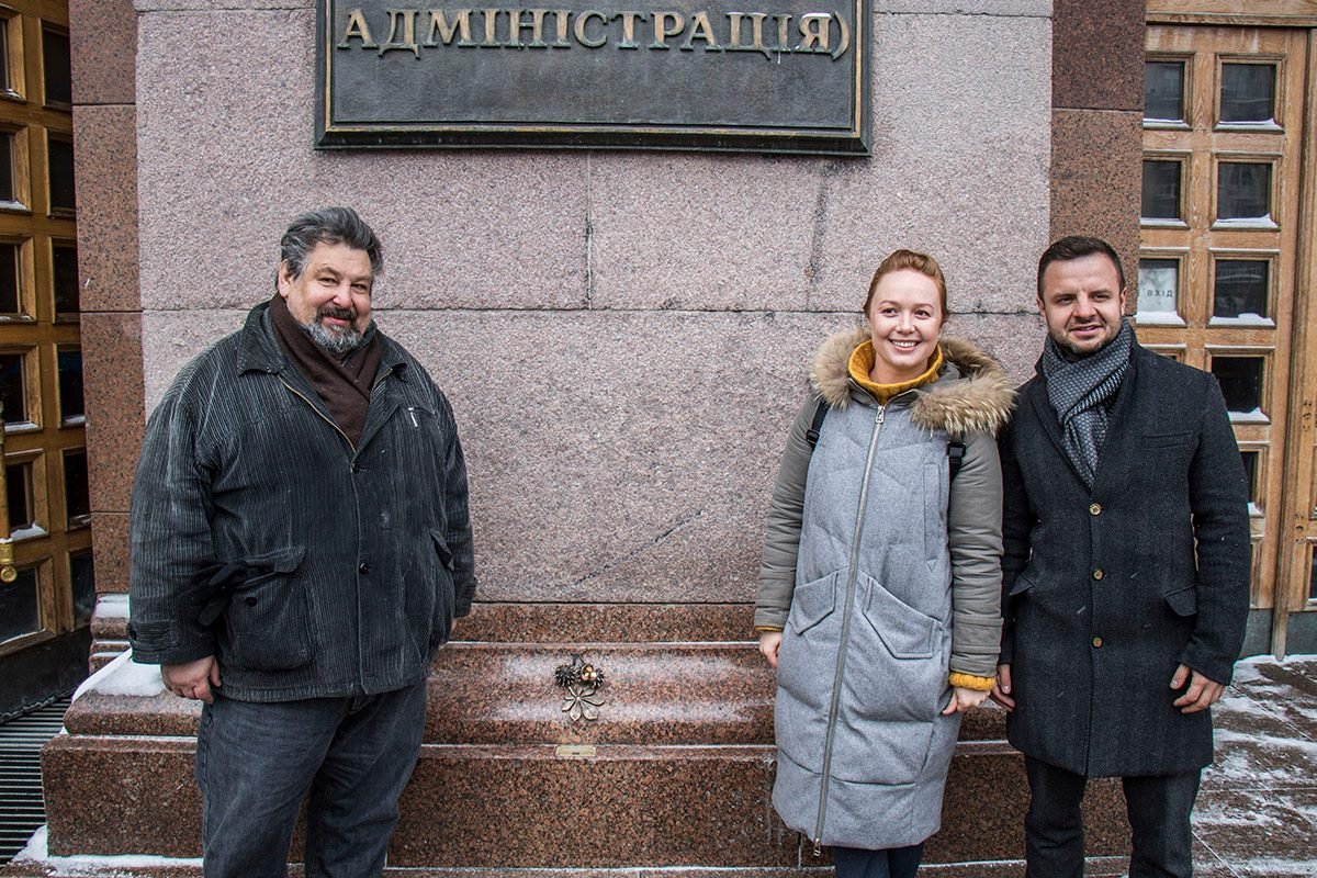 Скульптор Марко Галенко, автор проекта Юлия Бевзенко и начальник управления туризма КГГА Антон Тараненко