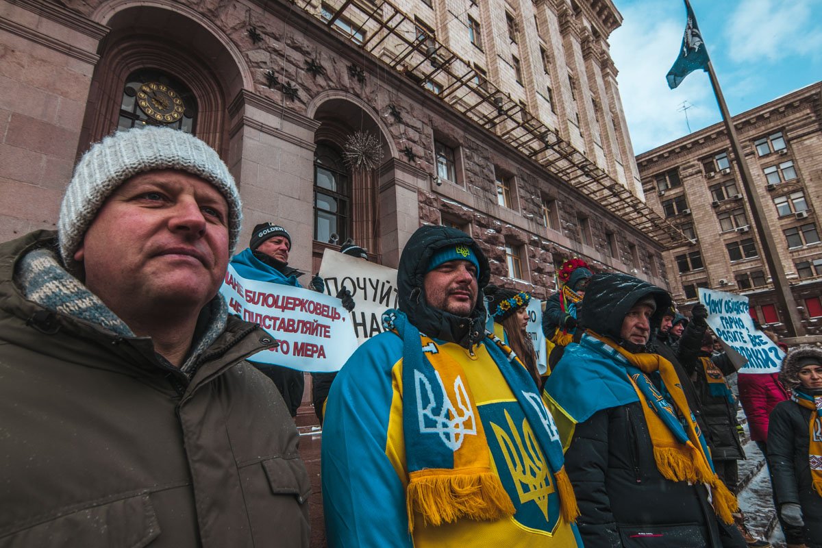 Мужчины пришли с шарфами футбольной сборной Украины Мужчины пришли с шарфами футбольной сборной Украины