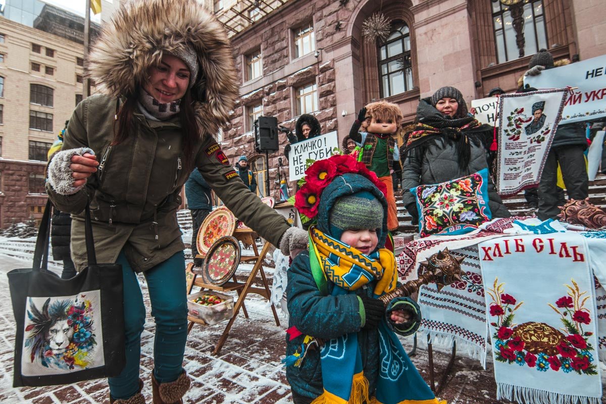 Митингующие под мэрию пришли даже с детками и стояли с ними на морозе около двух часов Митингующие под мэрию пришли даже с детками и стояли с ними на морозе около двух часов