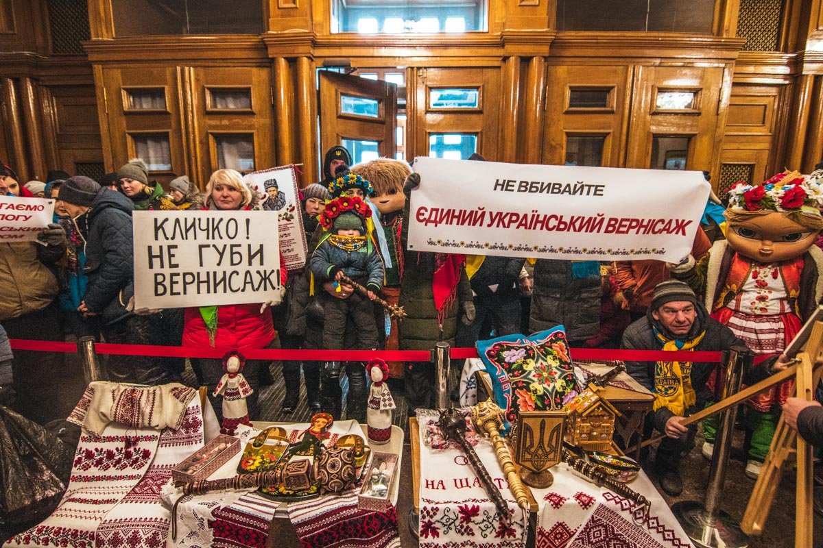 Когда все хорошенько замерзли, митинг переместился в здание КГГА Когда все хорошенько замерзли, митинг переместился в здание КГГА