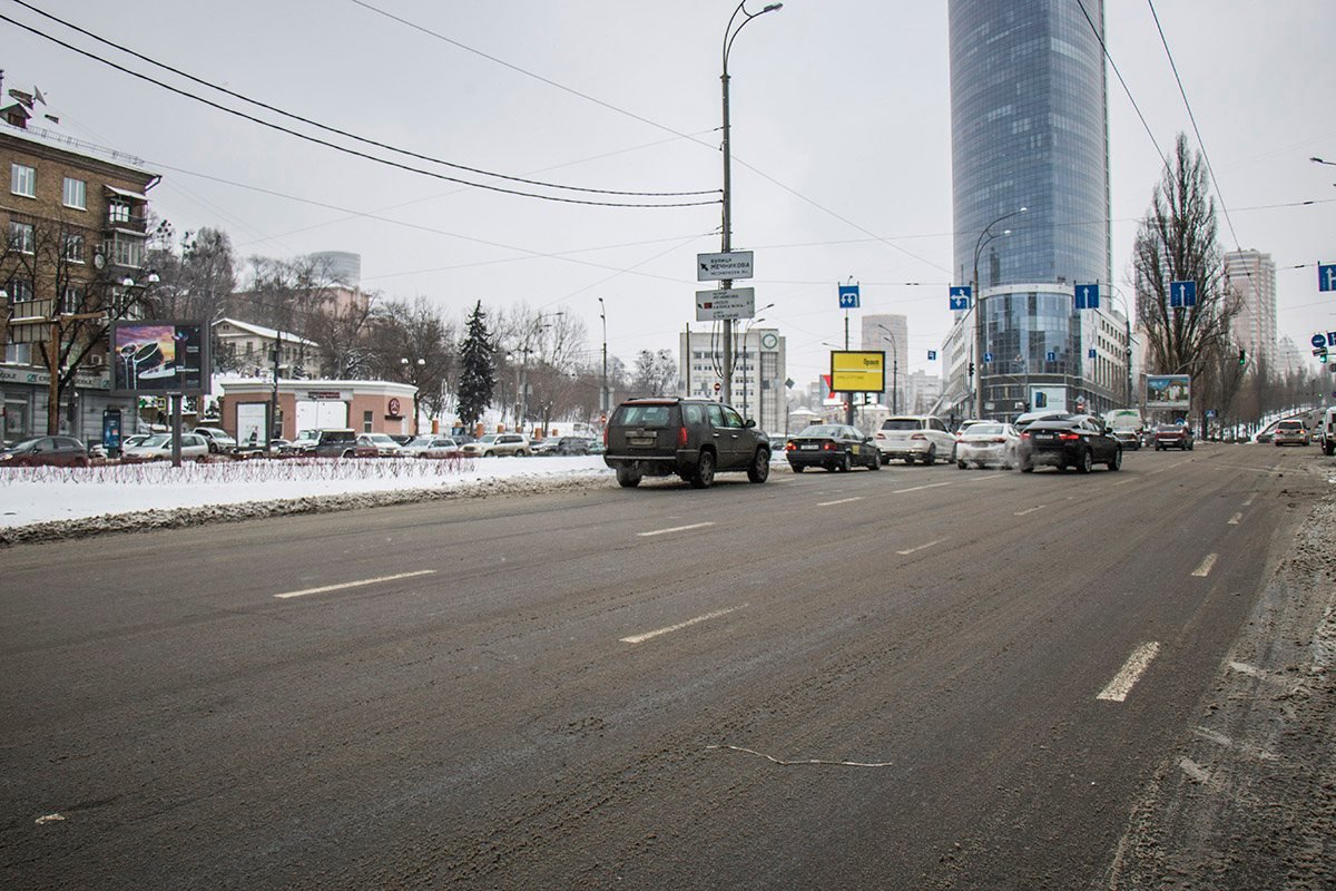 Улица Бассейная в сторону Печерска