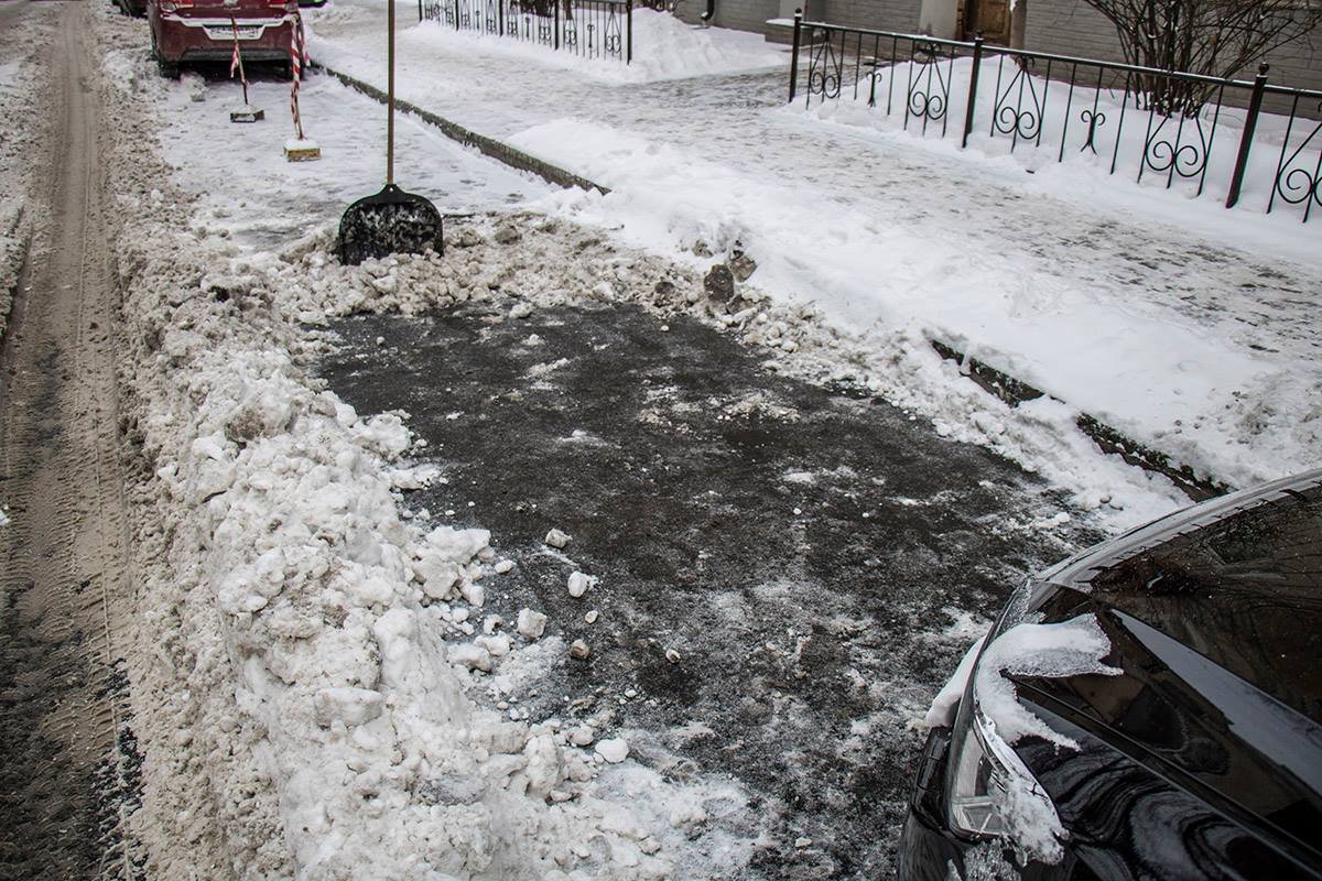 Дороги с первым снегом не сошли