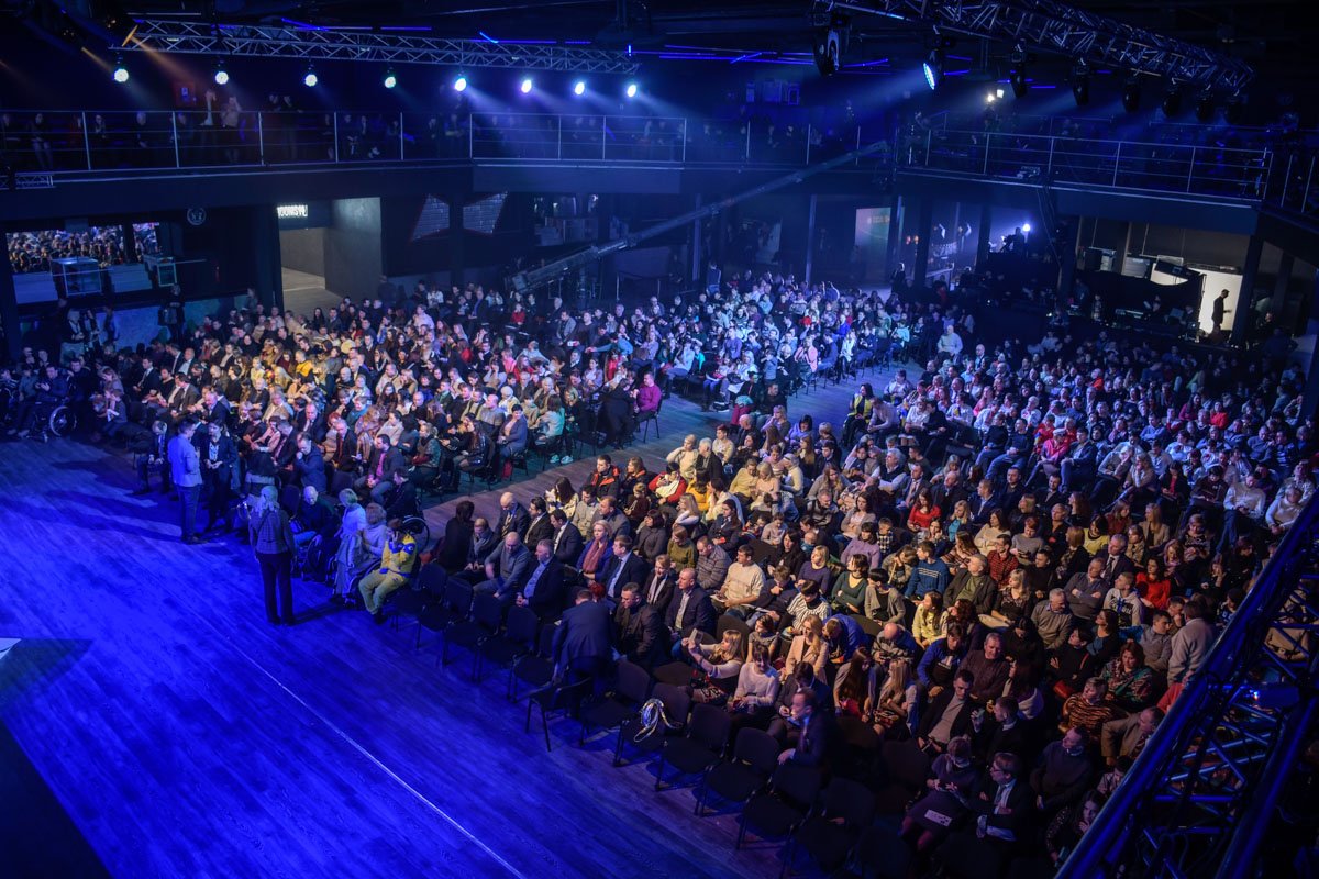 Специально для торжества в Stereo Plaza оборудовали зрительный зал