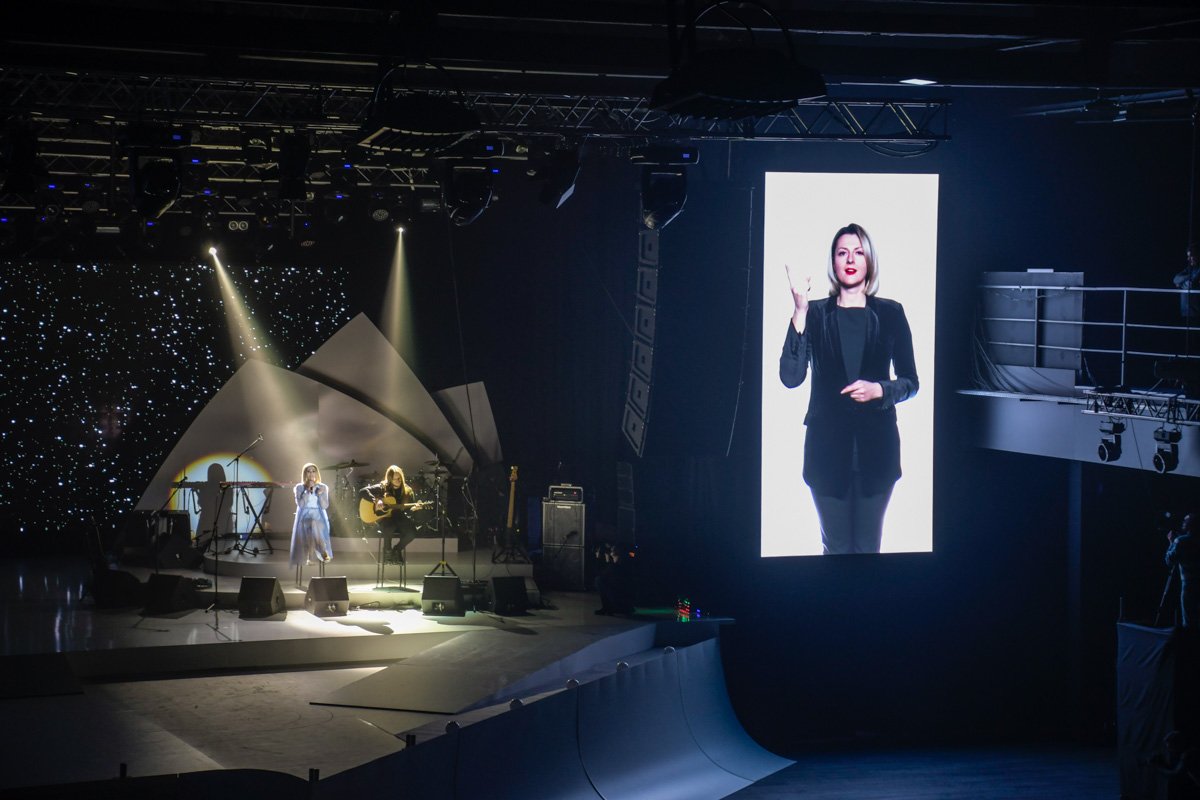 Весь концерт сопровождал сурдоперевод 