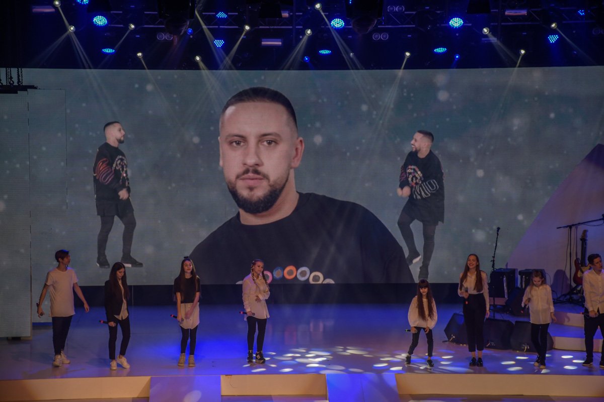 Дима Монатик не приехал на концерт, но свою партию записал на видео и его крутили на задней панели сцены