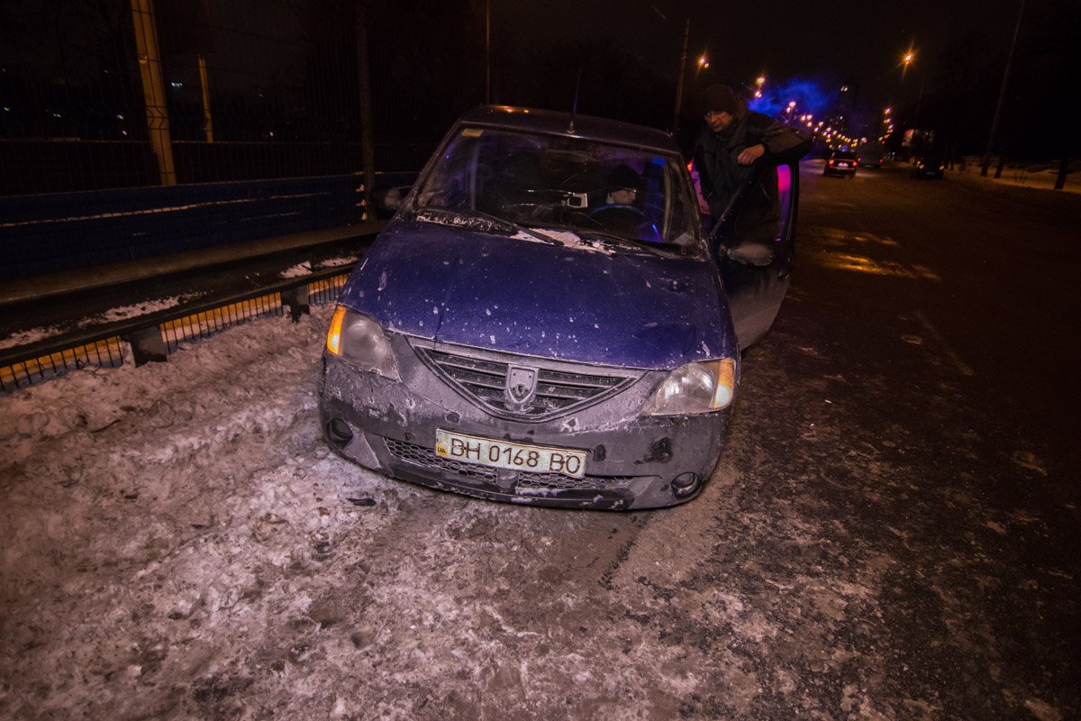 Dacia развернуло и она стала поперек дороги, после чего в авто врезалась Lada