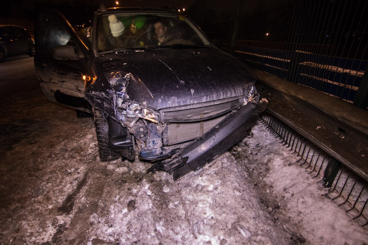Водитель Dacia Logan говорит, что его автомобиль попал в яму посреди дороги