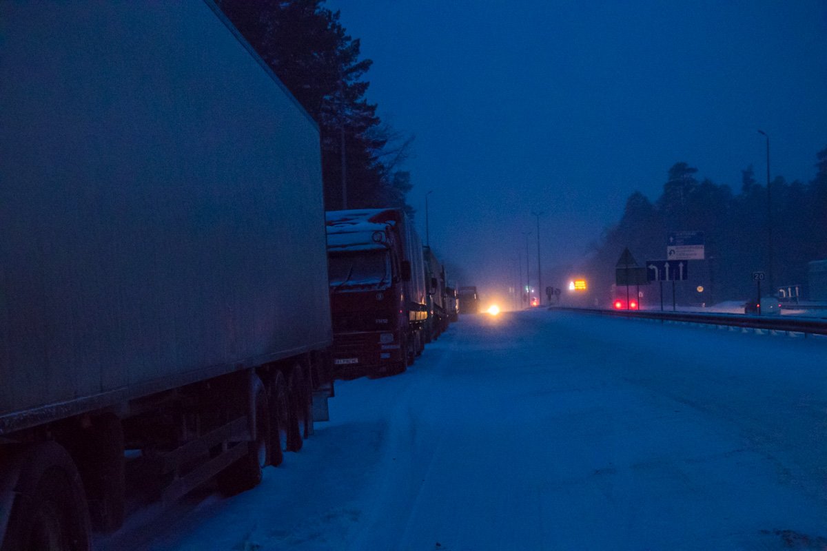 Протяженность колонны автомобилей на Житомирской трассе составляет порядка 5 километров