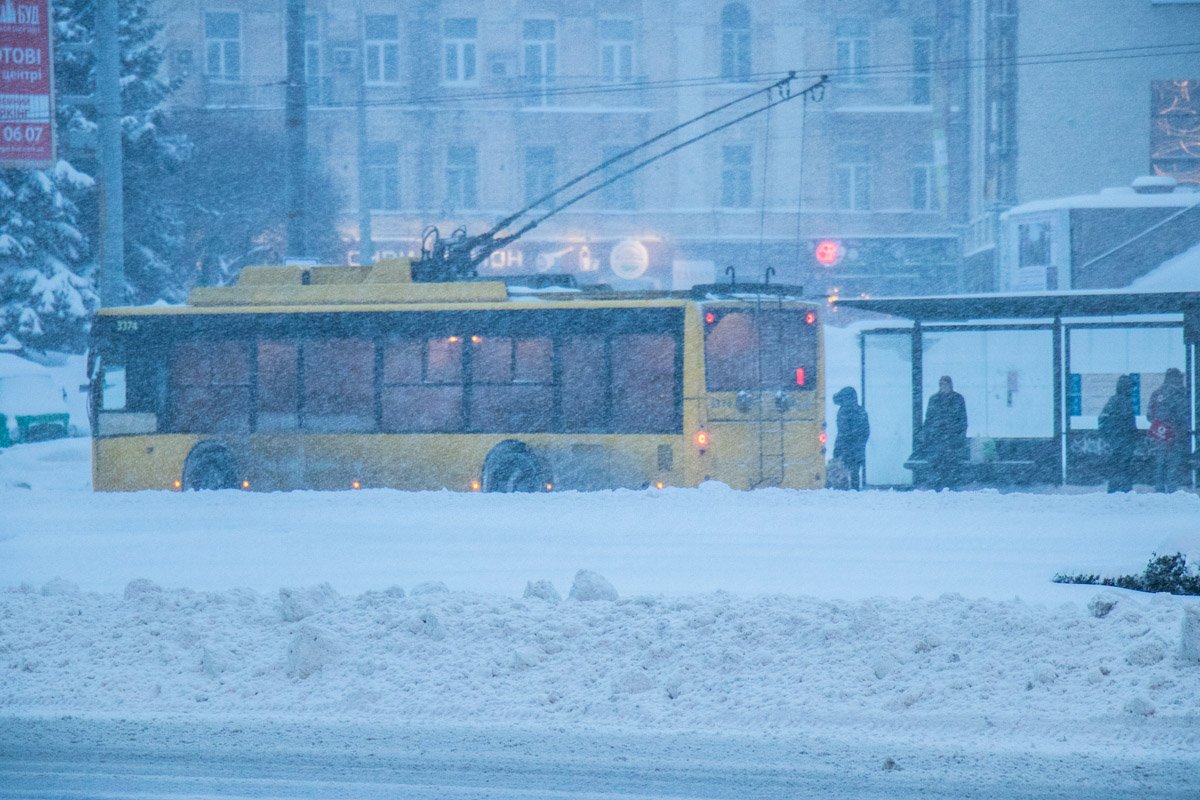 Побыстрее бы сесть в теплый троллейбус 