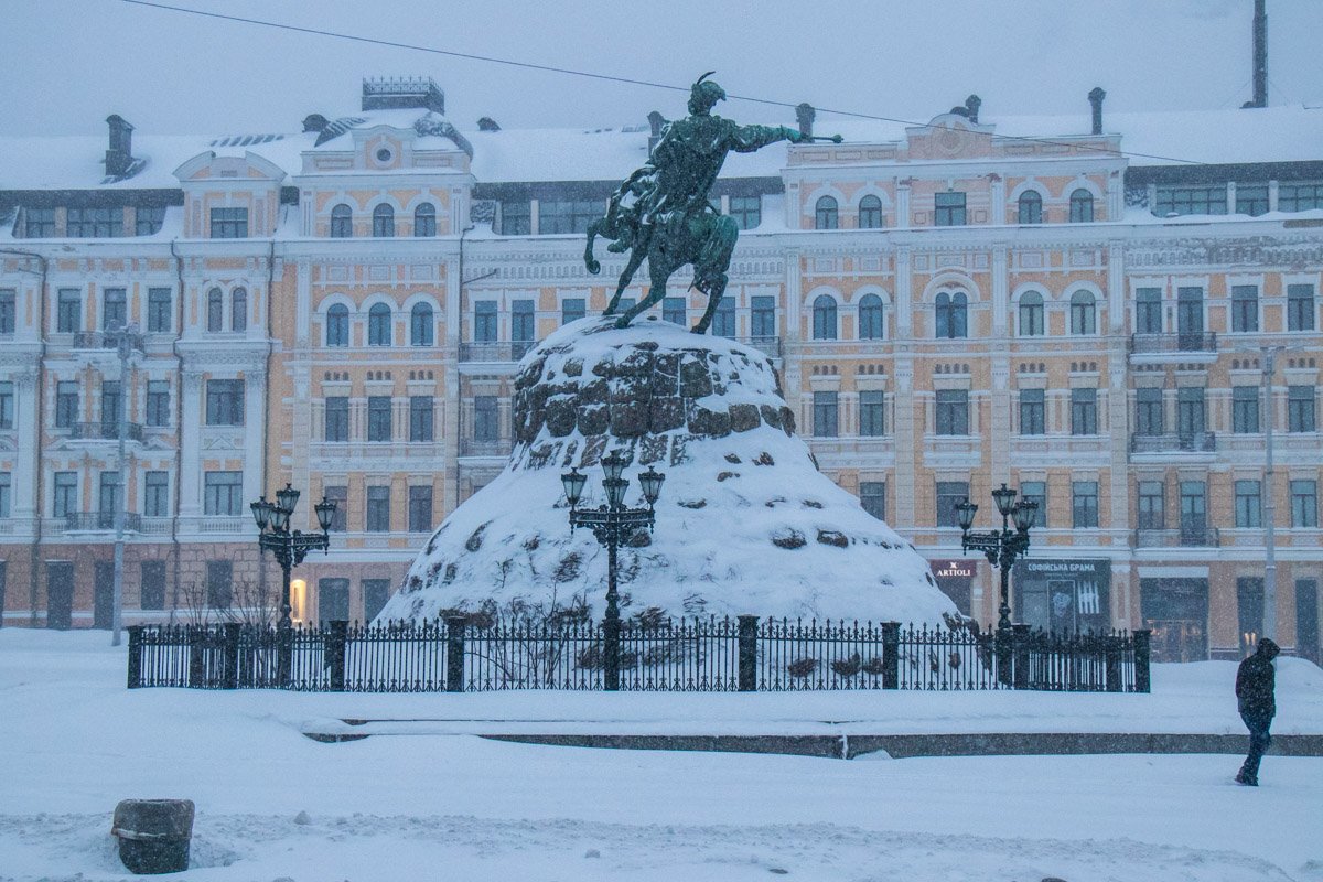 Может, памятник тоже озяб?