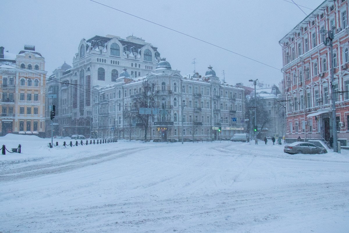 Дорога стала белым полем - не все успели расчистить