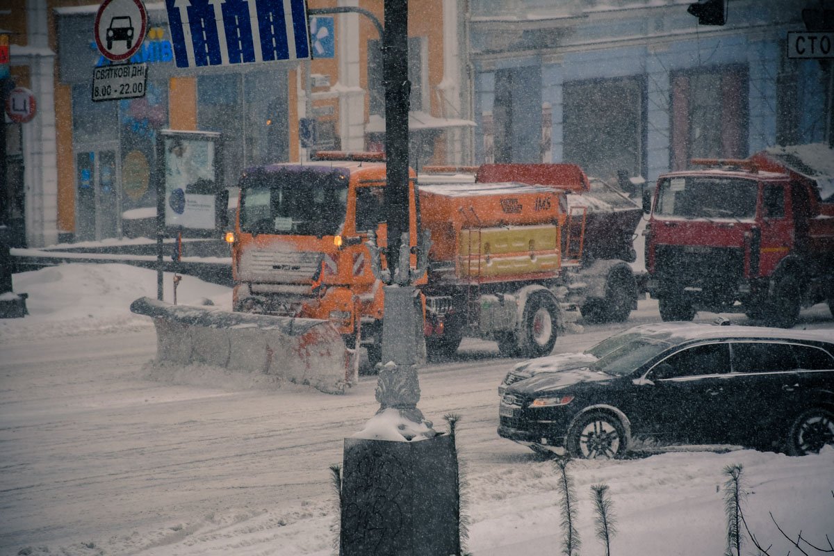 С самого утра на столичных дорогах работает снегоуборочная техника