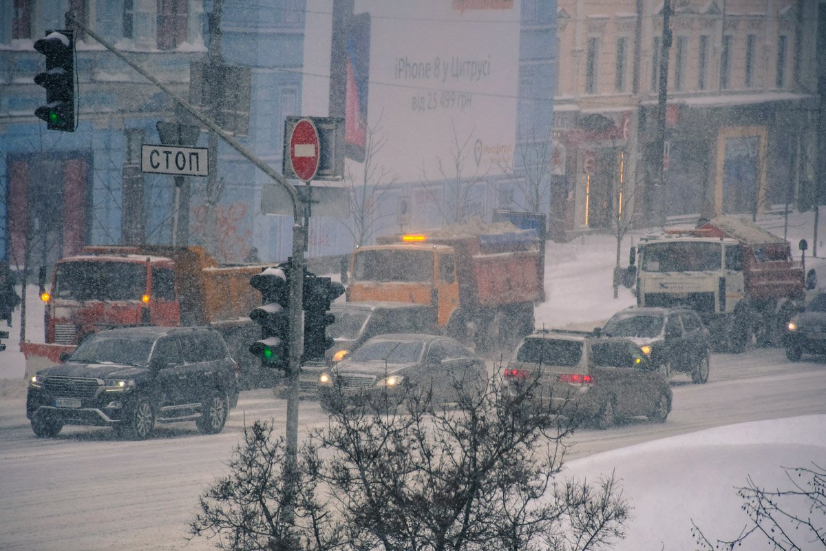 По всему городу огромные пробки
