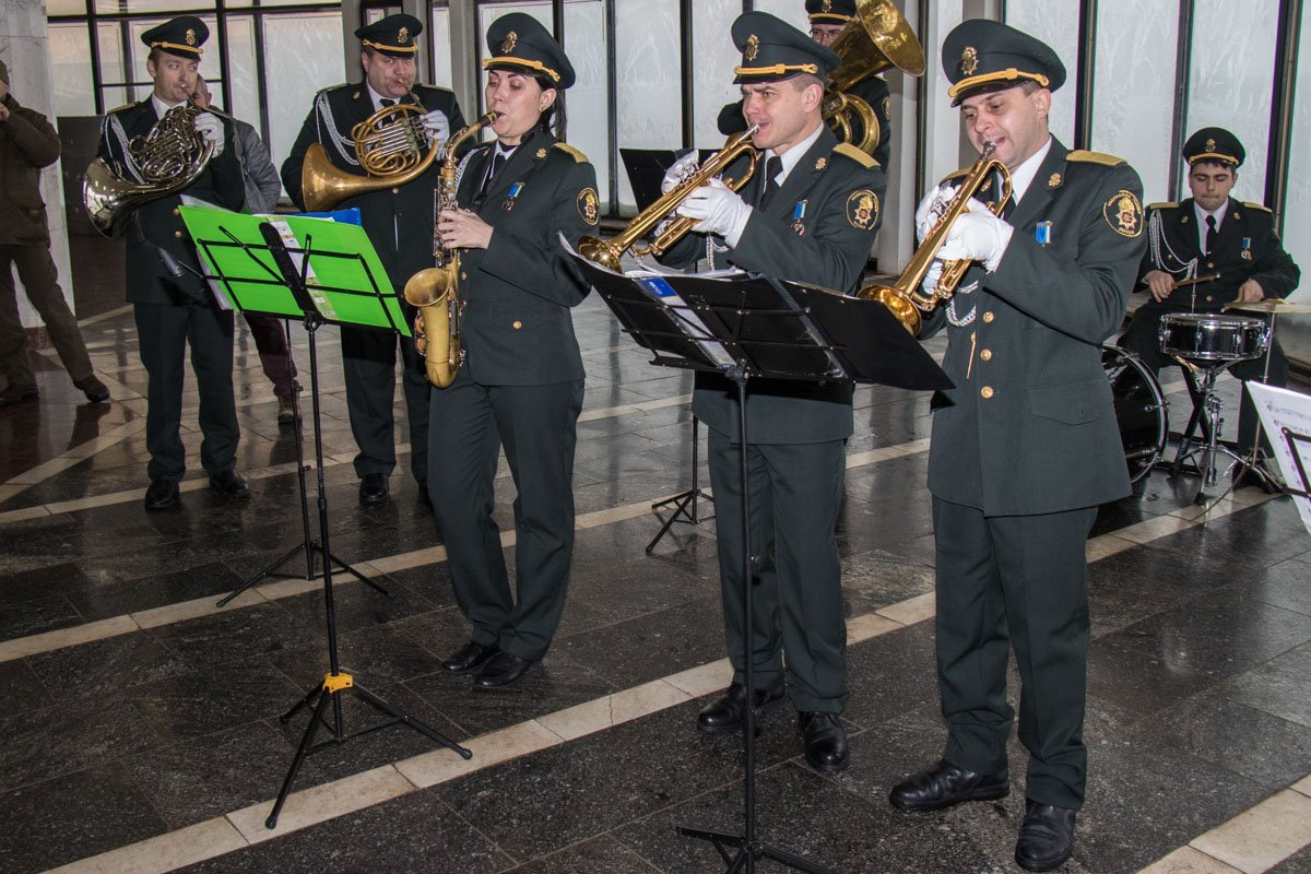 На станции метро "Золотые ворота" пассажиров встречал оркестр