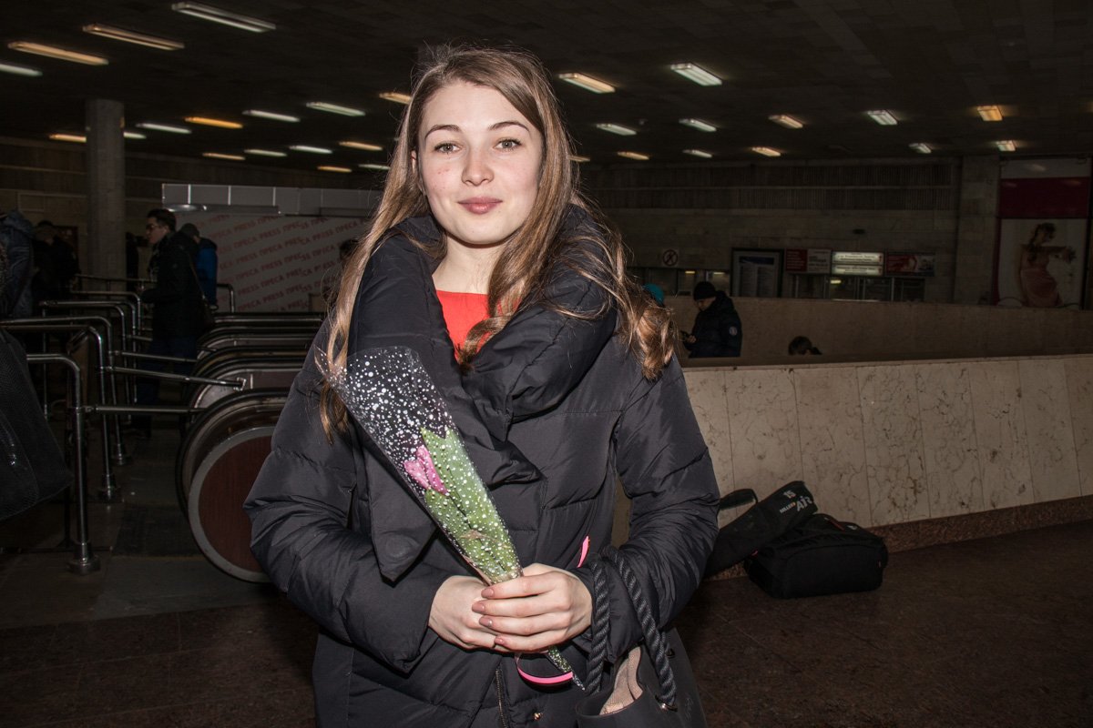 В снежный день представительницам прекрасного пола улучшали настроение цветами