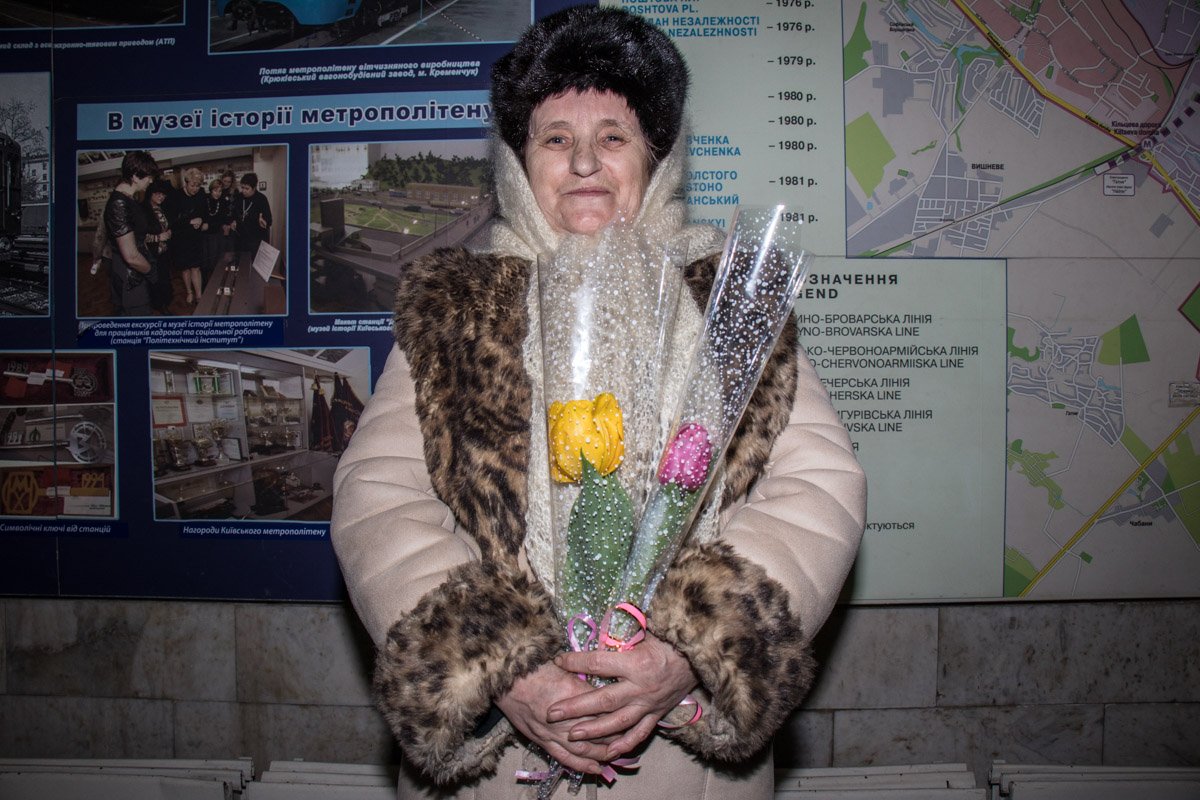 Им дарили желтые и розовые тюльпаны