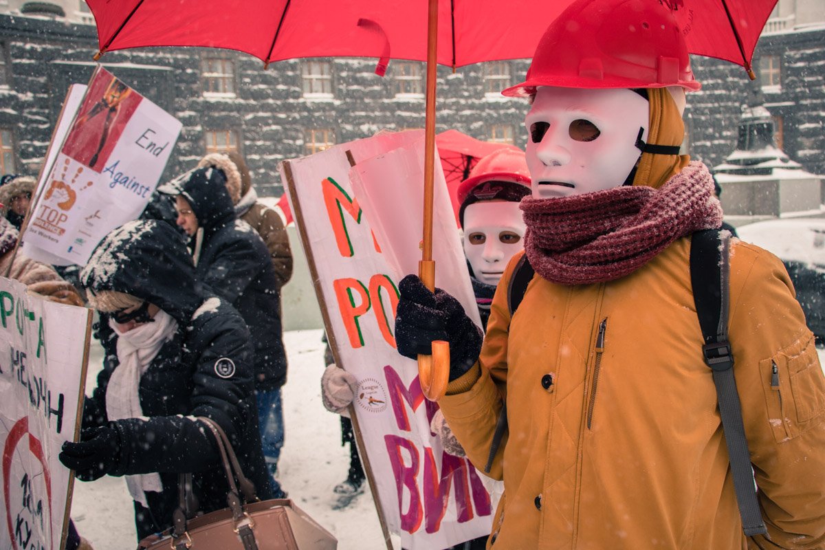 Многие участники марша пришли в белых масках
