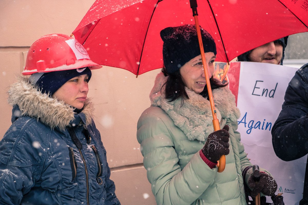 Главное требование участников митинга - отмена штрафов за проституцию 