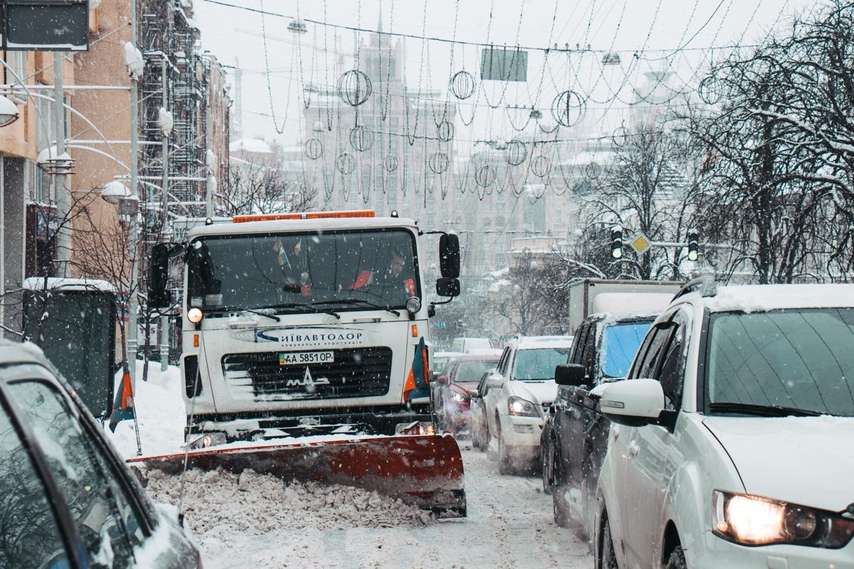 В центре Киева транспортный коллапс - проехать не могут даже спецмашины В центре Киева транспортный коллапс - проехать не могут даже спецмашины