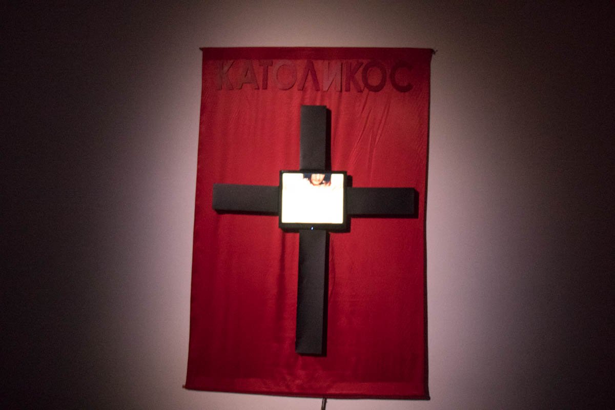 Инсталляция - что-то типа крест, а в кресте Иисус, у которого крест на шее Инсталляция - что-то типа крест, а в кресте Иисус, у которого крест на шее