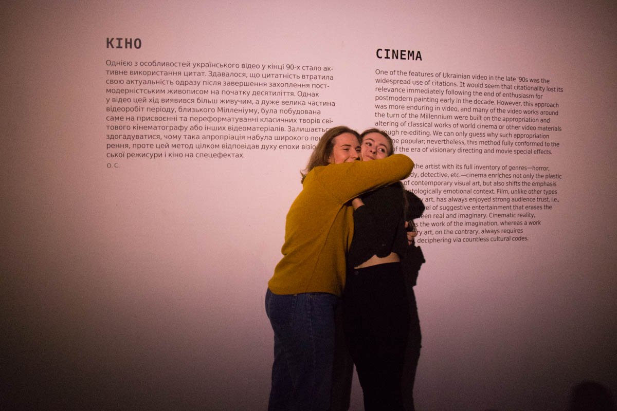 Люди неустанно делали фото на тех или иных локациях Люди неустанно делали фото на тех или иных локациях