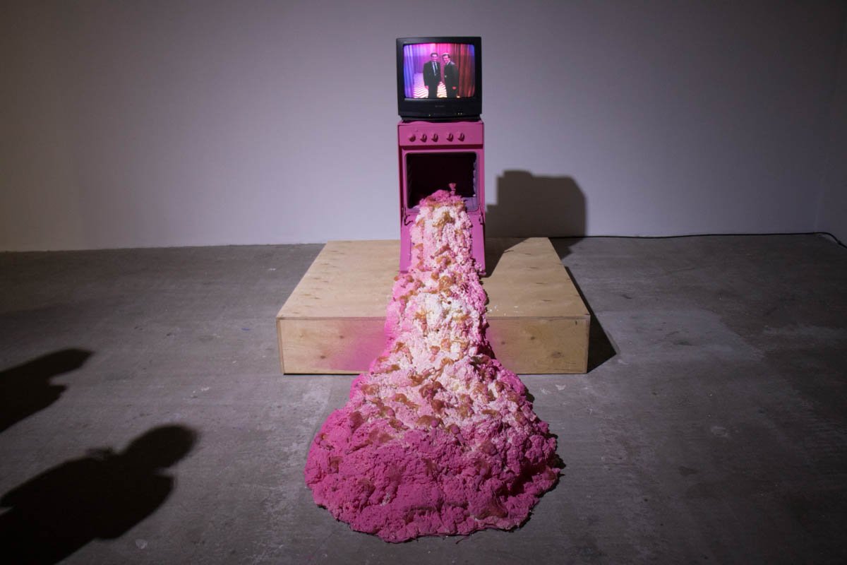 Изюминка выставки: розовая волна с куклами Барби Изюминка выставки: розовая волна с куклами Барби