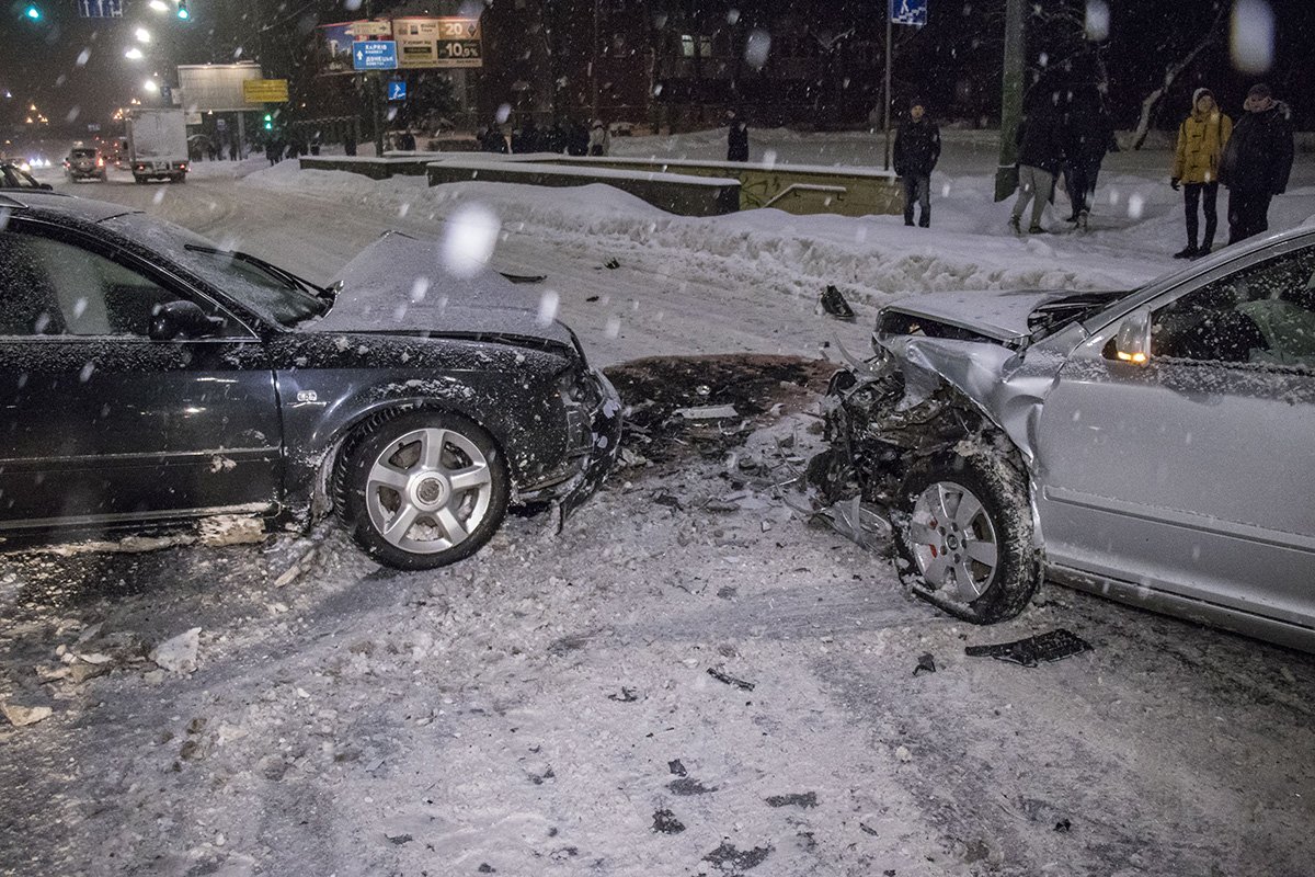 Авто получили сильные механические повреждения