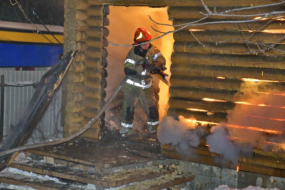 На место прибыли сотрудники 9-й пожарно-спасательной части Киева На место прибыли сотрудники 9-й пожарно-спасательной части Киева