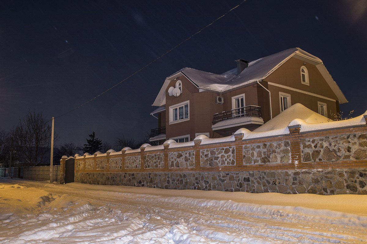 За каменными заборами тоже спят За каменными заборами тоже спят