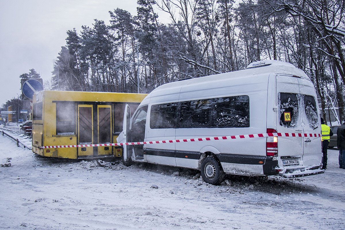  На Житомирской трассе маршрутное такси столкнулось с автобусом