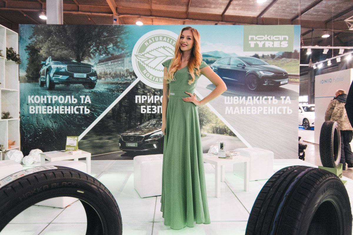 Гостей выставки приветствовали красивые девушки