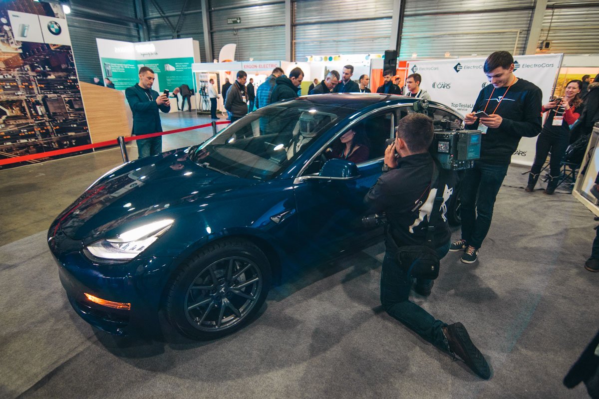 Ажиотаж в "КиевЭкспоПлаза" вызвала презентация Tesla Model 3