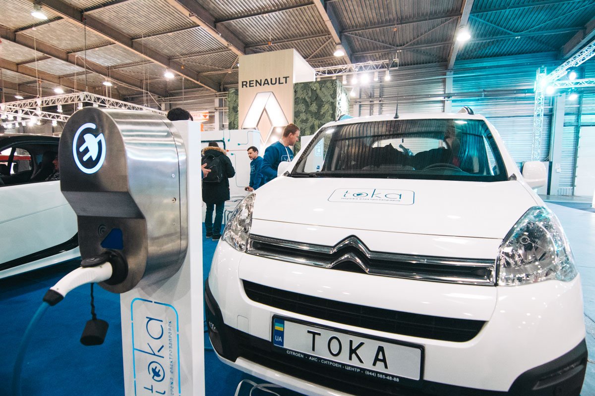 В павильоне можно было также подзарядить авто