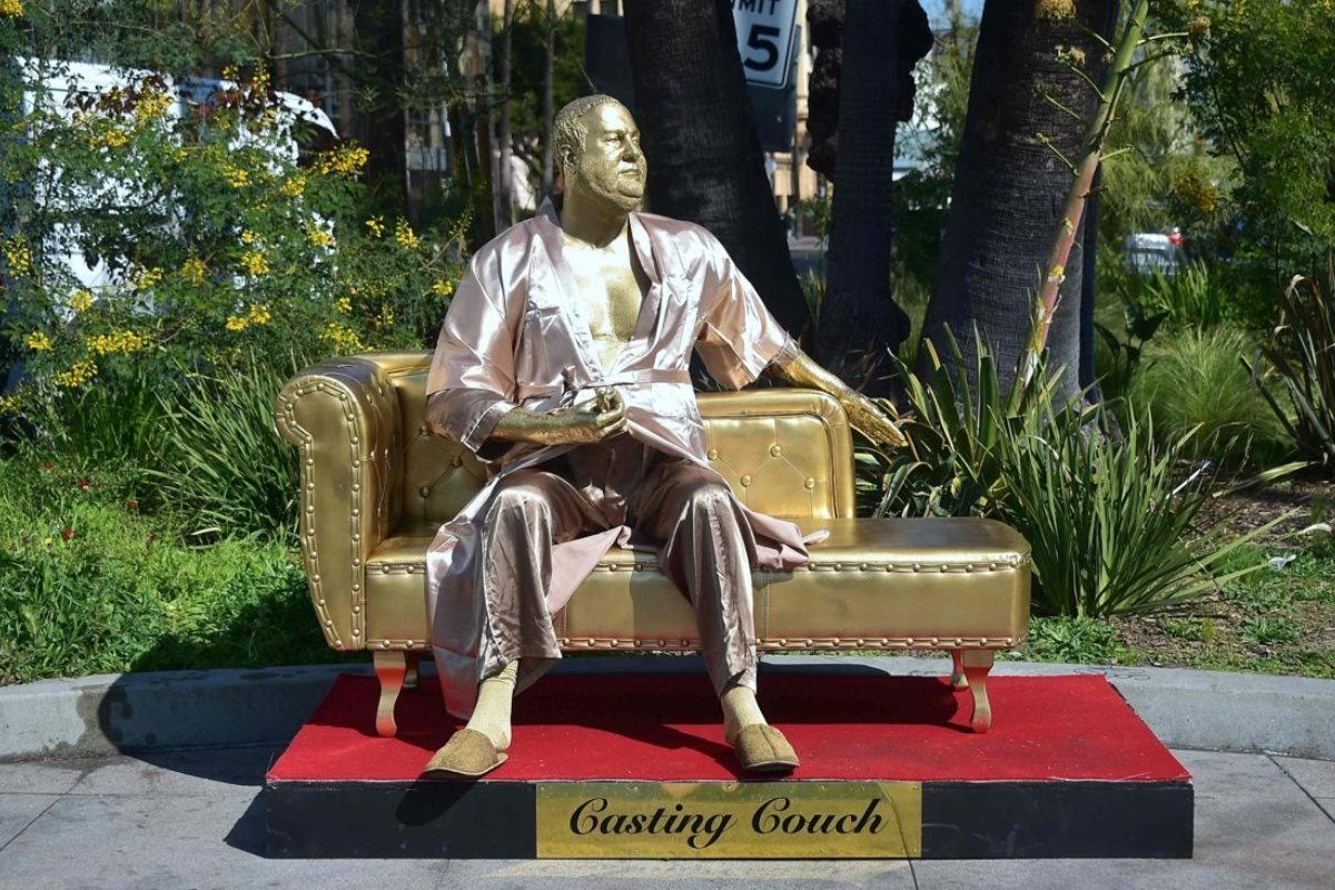 По словам актрис, Вайнштейн годами приставал к ним По словам актрис, Вайнштейн годами приставал к ним