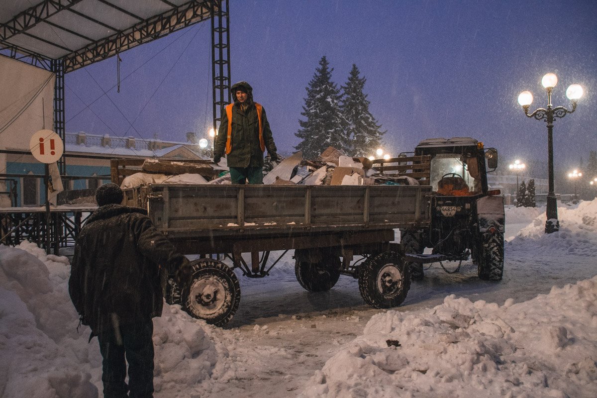 Мусор коммунальщики вывозят на тракторах