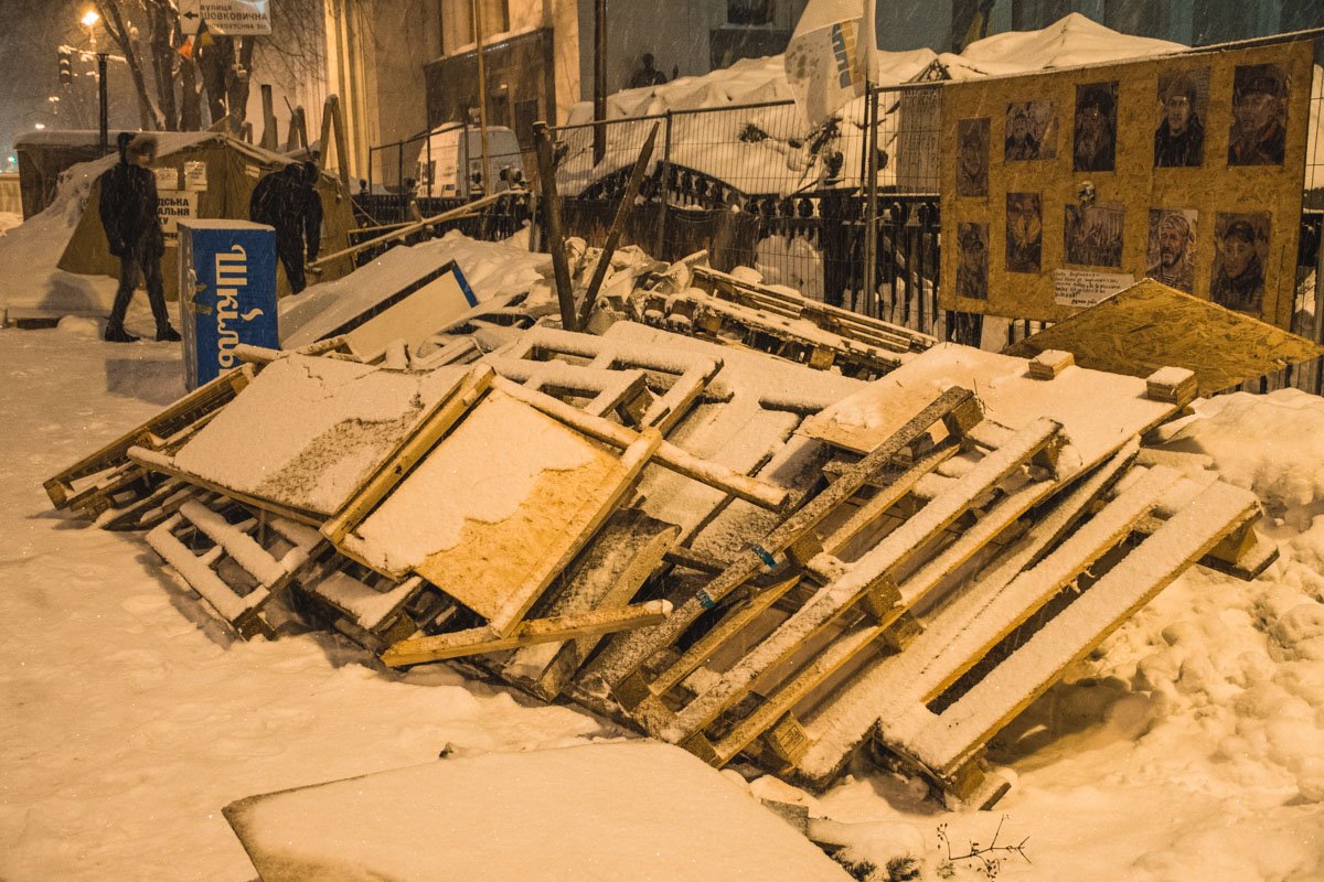 Коммунальщикам помогают демонтировать палатки сами митингующие