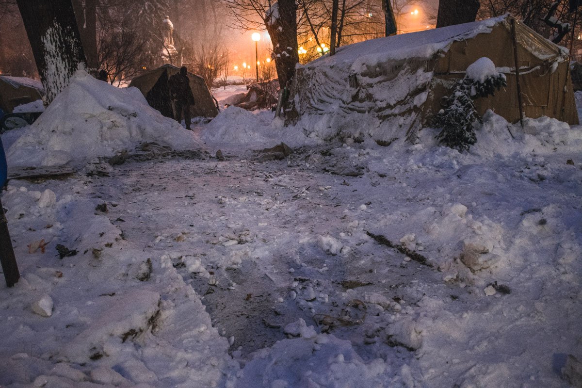 На месте палаток убирают мусор